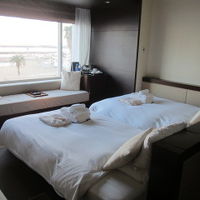 写真左側に　もう１台ベットがあります