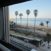 窓から海が見えます