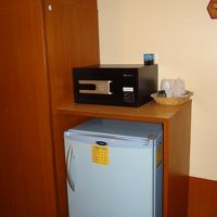 セイフティボックス・中型の冷蔵庫もある