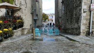 ロワイヤル広場からセントローレンス川の港に行く途中にあります