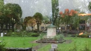 車窓から見たジャンヌダルクの像とたくさんの大砲