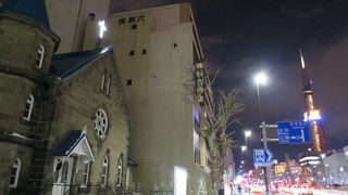 ホワイトクリスマスにキャンドル灯る石造りの教会