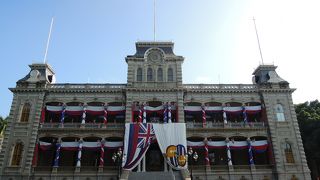 国王カラカウアの歴史を象徴するイオラニ宮殿