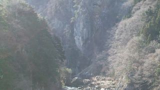 『母』にたとえられる巨大な岩