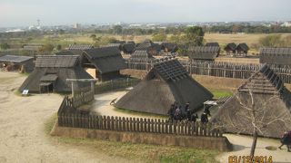 王の家や祭事などを行う人の家が建てられています。