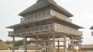 祭事を行う建物や巫女の住居があります。