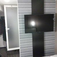 寝ながら４０型テレビ見れます