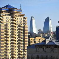 客室から、バクーのランドマーク、フレイムタワー。