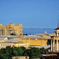 客室からのカスピ海と、ソビエト時代の古い町並み。