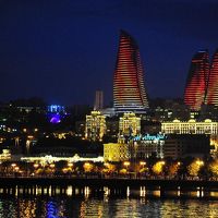 カスピ海に面した海岸公園からのフレイムタワー。