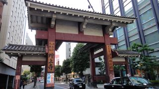 公道上に建っている