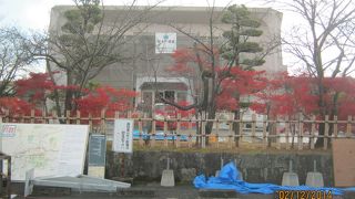 大隈重信旧宅の隣に建っています。