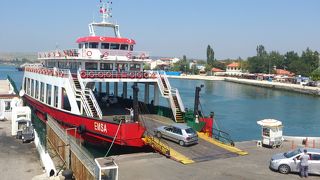 景色を楽しむ船旅　ダーダネルス海峡