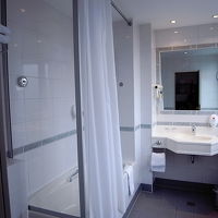 バスルームは広く暖かい