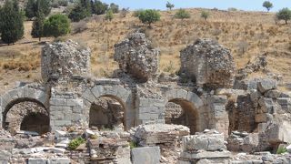 南口から入ってすぐ　ヴァリウスの浴場
