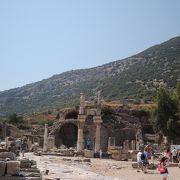 太い柱が２本　破壊されてしまったドミティアヌス神殿　