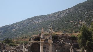 太い柱が２本　破壊されてしまったドミティアヌス神殿　