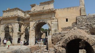 ２つのアーチ目立つ　マゼウスとミトリダテスの門