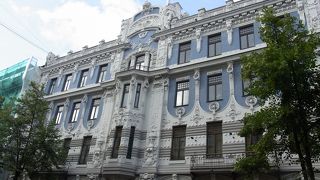 凝った装飾の建物群