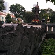 ～ホーチミンに次ぐベトナムの英雄『リー・タイトー』～★『リー・タイトー』像がある公園はハノイ市民の憩いの場所になっていた★