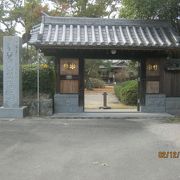 鍋島家の菩提寺です。数百の灯篭が有名です。
