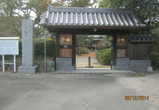 鍋島家の菩提寺です。数百の灯篭が有名です。