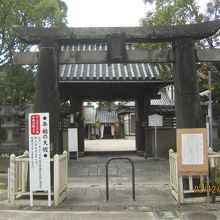 鳥居は「肥後鳥居」です。