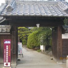 門です。中も自由に見学できます。