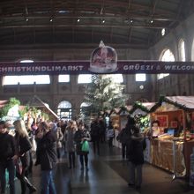 駅構内のクリスマスマーケットです。