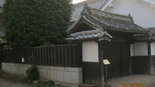 表面は町家造りですが武家屋敷の間取りです。