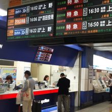 空港第二ターミナル駅。案内も親切です。