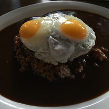 たっぷりのソースにハンバーグはダブル！