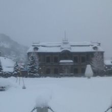 公園越しに望む旧日本郵船小樽支店の建物の遠景