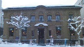 銀行建築らしからぬお洒落な風情の建物です