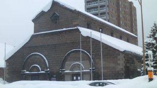 スタイリッシュなデザインの倉庫建築です