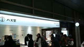 名古屋駅では行列の名物クリームパン屋