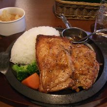 『黒チキン焼きランチ』５００円。ライスとスープはおかわり自由