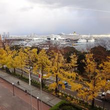 ロビーは港ヨコハマ一望