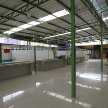 一番奥には、おそらく”計画が挫折したフードコート”の痕跡