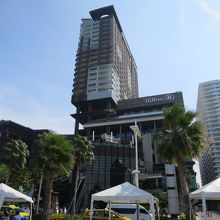 上階の「ヒルトン・パタヤ」が目印です