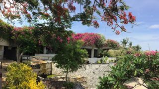 花に囲まれたリゾート感たっぷりレストラン、ぜひ朝食をココで食べて欲しい。