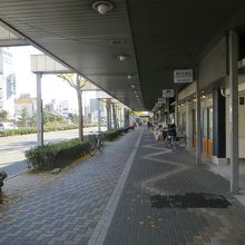堀川取り沿いの長い商店街。