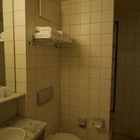 奥にシャワーブースがあります．