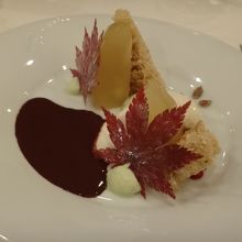 デザート　もみじの葉を飴でコ−ティングし食用に