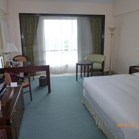 窓の外にサイゴン川が見えます