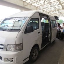 プーケット空港に到着したミニバス