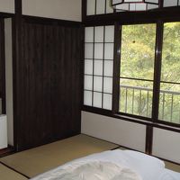 部屋はごくシンプルで、結構狭めです。