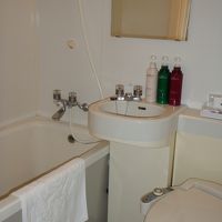 バスルームも狭いですが、温泉ついてるので問題なし。