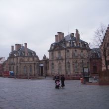 旧税関・ロアン宮殿前