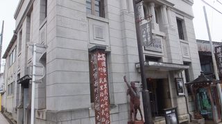 元は北陸銀行井波支店の建築物